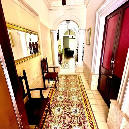 Guest house In Traditional Townhouse *